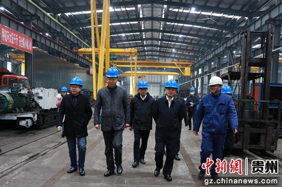 張謙到盤(pán)州市開(kāi)展 入村寨進(jìn)社區(qū)走企業(yè)訪群眾 大走訪活動(dòng)